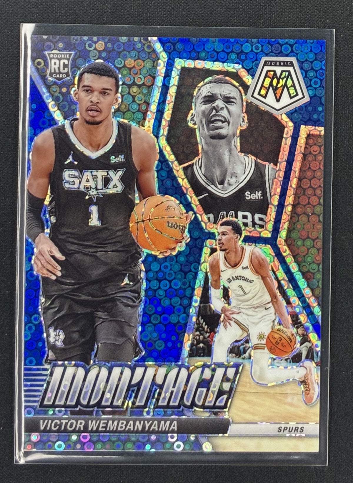 2024-25 Panini Mosaic Victor Wembanyama Montage #25 Fast Break Blue Mosaic Prizm basketball card numbered to 85.