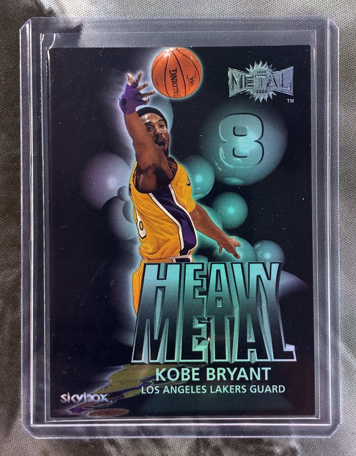 1999-00 SkyBox Metal Kobe Bryant Heavy Metal #1 H – See Photos 