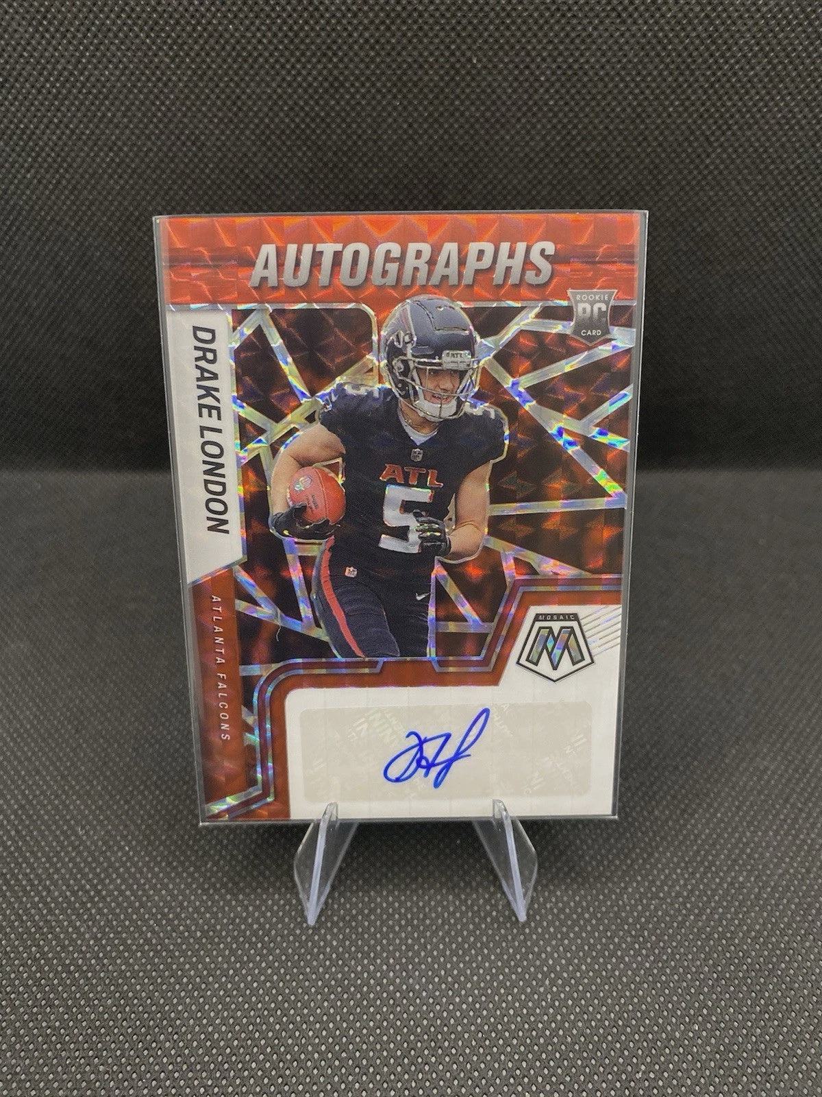 2022 Panini Mosaic Drake London Red Auto RC football card – Atlanta Falcons